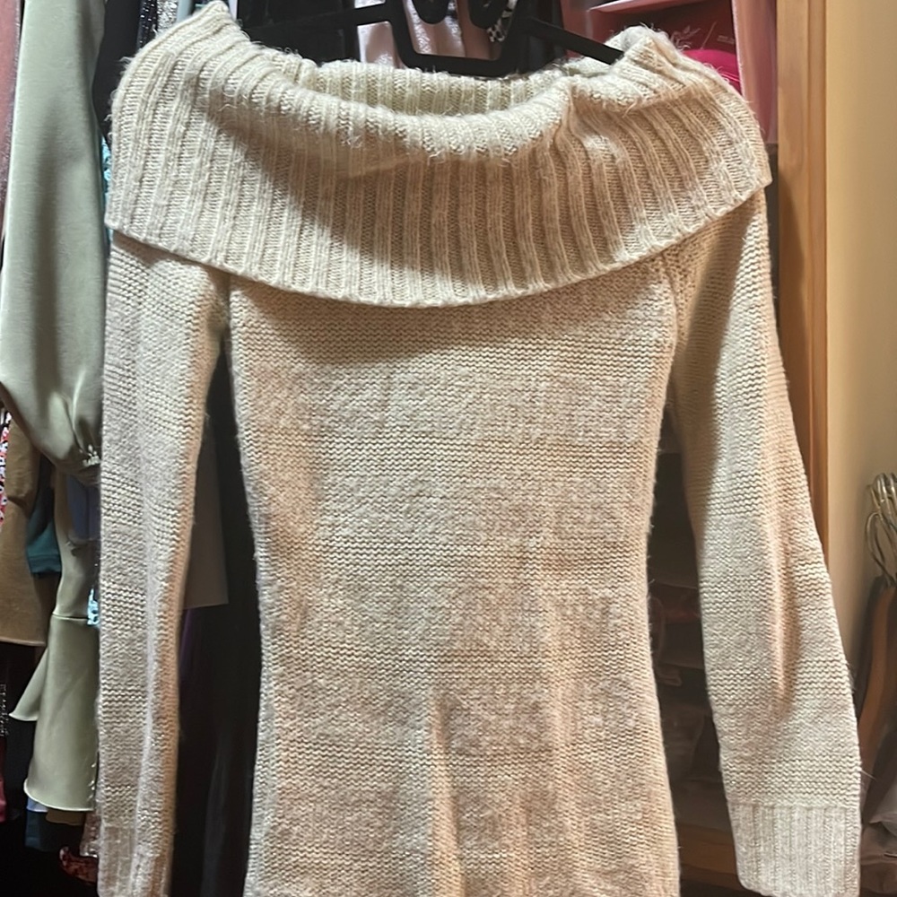 BEBE long sweater very beautiful